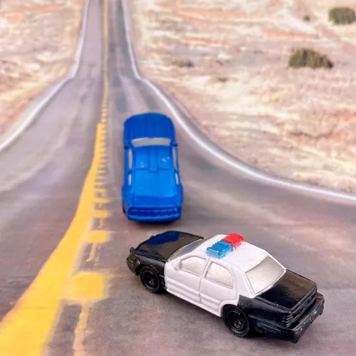 Miniatura 6 de Safari Ltd On the Road TOOB - Figurillas: semi-camión, motocicleta, coche de policía, autobús escolar, coche deportivo, camión de entrega, pick-up