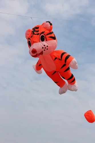 Miniatura 3 de Fullfar - Cometa inflable grande de tigre 3D para adultos, software de tela de nailon. 8.2 ft de largo, buena cometa para principiantes para Naranja
