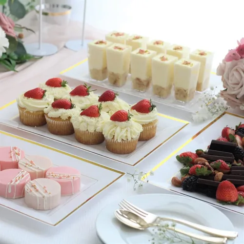 Miniatura 2 de Elegante juego de bandejas y platos de plástico (6 unidades) - Bandejas y platos desechables con borde blanco y dorado para alimentos - Bodas