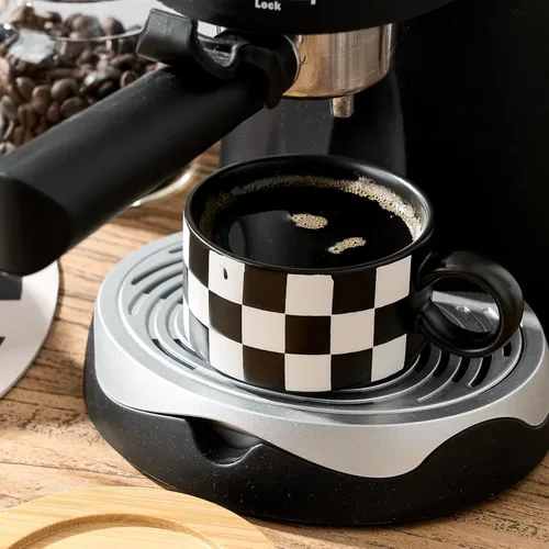 Miniatura 7 de LUKA - Juego de 4 tazas de café espresso apilables de cerámica con tablero de ajedrez en blanco y negro de 6 onzas, con platillos y soporte