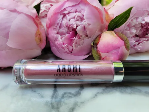Miniatura 7 de Aromi Lápiz labial líquido mate metálico Rosa polvoriento rosado, color de labios malva rosado claro con acabado brillante, de larga duración