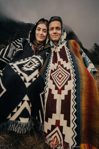 Miniatura 4 de Alpaca ponchos for men and women, handmade with the best alpaca wool material by Ecuadorian artisans.