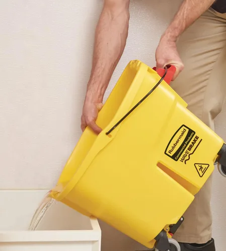 Miniatura 9 de Rubbermaid Commercial Products, WaveBrake - Cubo industrial comercial para fregona con prensa lateral en ruedas, 35 cuartos de galón, color amarillo