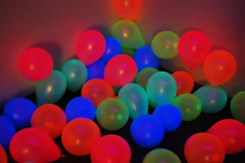 Miniatura 9 de DIRECTGLOW LLC Copas de fiesta de 25 quilates reactivas a la luz negra de 9 onzas con 5 globos de luz negra (multicolor)