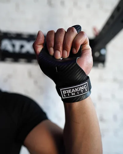 Miniatura 9 de BREAKING LIMITS Crossfit Grips - Puños de gimnasia de 3 agujeros, agarre de mano de carbono, Calleras para Crossfit, agarre de gimnasia para hombres