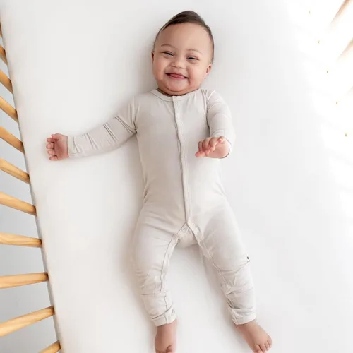 Miniatura 15 de KYTE BABY Mameluco suave unisex con cierre a presión, 97% rayón hecho de bambú, 3% elastano