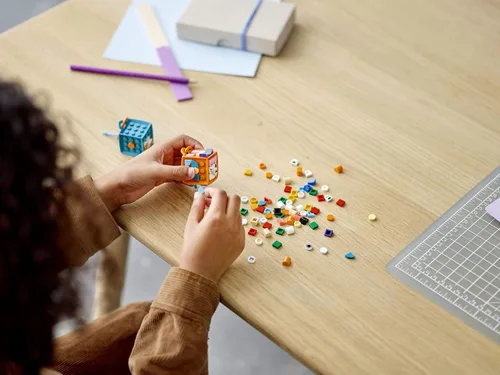 Miniatura 5 de LEGO DOTS Extra DOTS - Serie 4 41931 Kit de decoración para manualidades y colecciones; diversión creativa con azulejos; perfecto para añadir a un