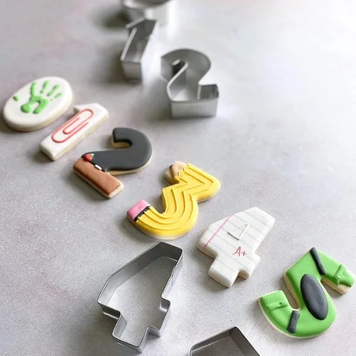 Miniatura 5 de R&M - Cortadores de galletas con números 1-9 con recortes. Juego de regalo de 9 piezas de 2.5 pulgadas