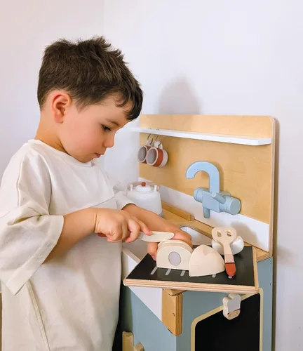Miniatura 8 de Tender Leaf Toys Mini Chef Home Kitchen – Cocina de madera totalmente equipada con accesorios para cocinar – Desarrolla habilidades sociales