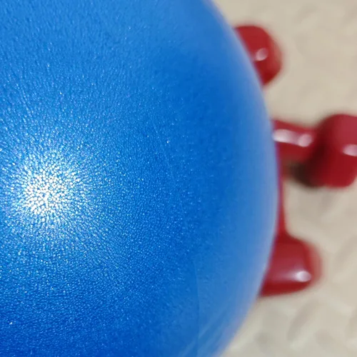Miniatura 6 de Mini pelota de ejercicio de 9 pulgadas - Pelota de yoga y pilates portátil con superficie antideslizante para entrenamiento central, fitness - Uso