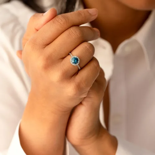 Miniatura 2 de Peora Anillo de topacio azul de Londres para mujer, oro blanco de 14 quilates con topacio blanco, piedra natal genuina, forma redonda de 1.25