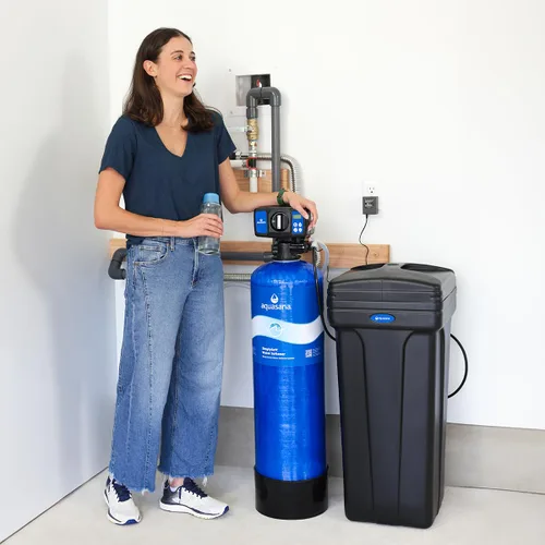 Miniatura 2 de Suavizador de agua Aquasana SimplySoft® de 60,000 granos - Reducción de agua dura para toda la casa - Sistema de tanque base y gabinete WH-SF60-BASE