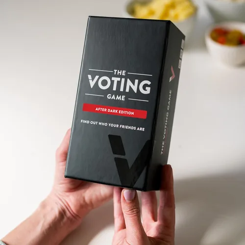 Miniatura 8 de The Voting Game After Dark Edition – El divertido juego de cartas para adultos sobre descubrir quiénes son tus amigos, perfecto para estudiantes