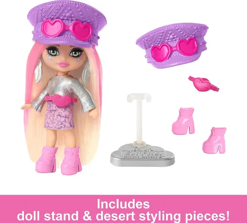 Miniatura 3 de Barbie Muñeca de viaje extra Mini Minis con pelo rosa y rubio, parte superior con flecos, mini skit pastel y accesorios temáticos del desierto