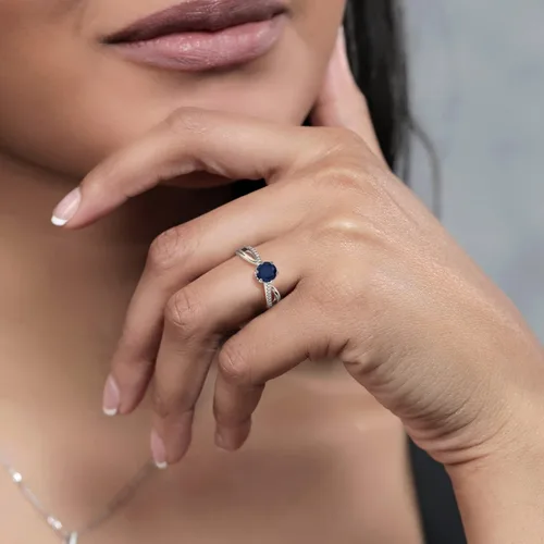 Miniatura 4 de Gem Stone King Anillo de compromiso de plata de ley 925 con zafiro redondo y moissanita blanca para mujer