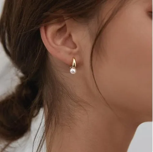 Miniatura 3 de VENOCO Pendientes de perlas delicadas para mujer, aretes de perlas barrocas de oro, aretes de aro de perlas elegantes de plata para novia