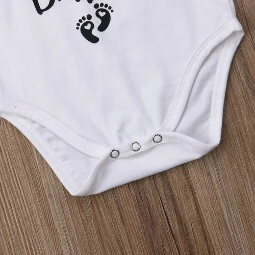 Miniatura 55 de Pañalero para bebé recién nacido, con frase en inglés “Got my mind on my momy”, color gris y blanco, talla 0-18M