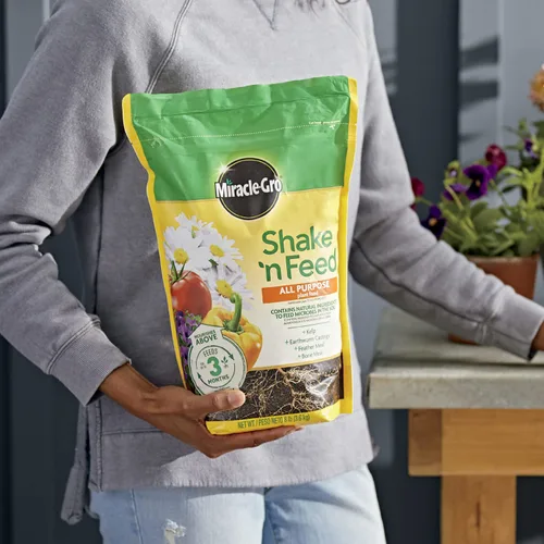 Miniatura 4 de Miracle-Gro Shake 'N Feed - Alimento vegetal multiusos, para plantas en el suelo y en macetas, nutrición por hasta 3 meses, 8 lbs.
