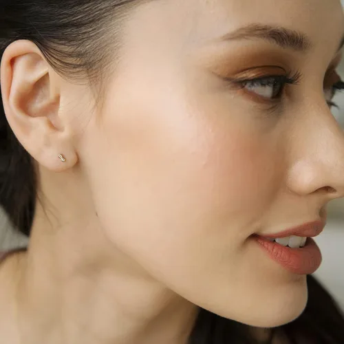 Miniatura 2 de HONEYCAT Aretes pequeños de doble cristal Joyería minimalista y delicada