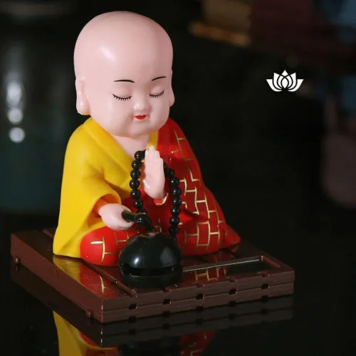 Miniatura 4 de Figura de monje pequeño, juguetes solares, juguete de baile con cabeza agitada, figuras budistas de monje de muñeca, estatuas de tablero