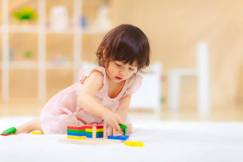 Miniatura 4 de PlanToys (2403 Tabla de clasificación geométrica de madera hecha de madera de caucho y pinturas y tintes no tóxicos)