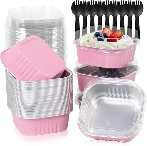 FORBFAN Paquete de 150 mini moldes para pasteles de 10 onzas con tapas y cucharas, tazas cuadradas de postre de papel de aluminio rosa, moldes