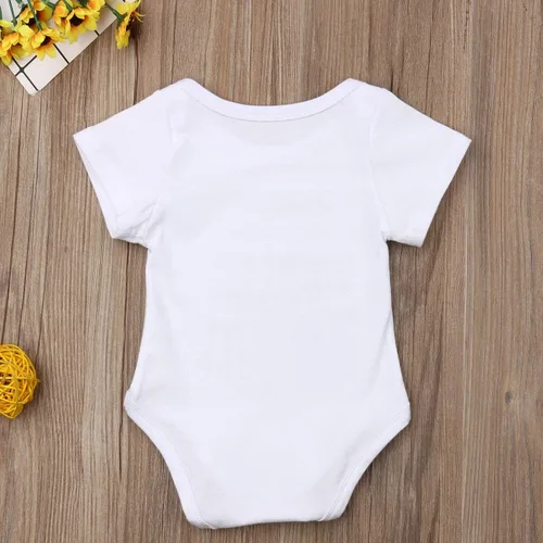 Miniatura 81 de Pañalero para bebé recién nacido, con frase en inglés “Got my mind on my momy”, color gris y blanco, talla 0-18M