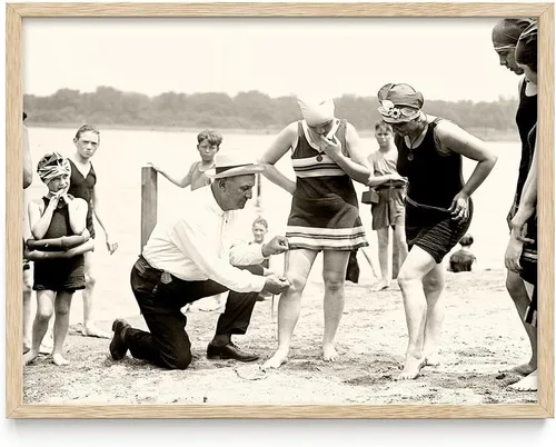 Miniatura 14 de Fotografía vintage de The Bathing Suit Cop de 11 x 14 pulgadas, impresión sin marco, escena histórica de la playa de los años 20, divertida
