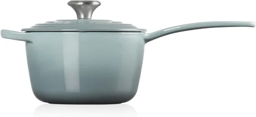 Miniatura 4 de Le Creuset - Cacerola esmaltada con firma de hierro fundido, 1.75 cuartos de galón, Sal marina Sea Salt