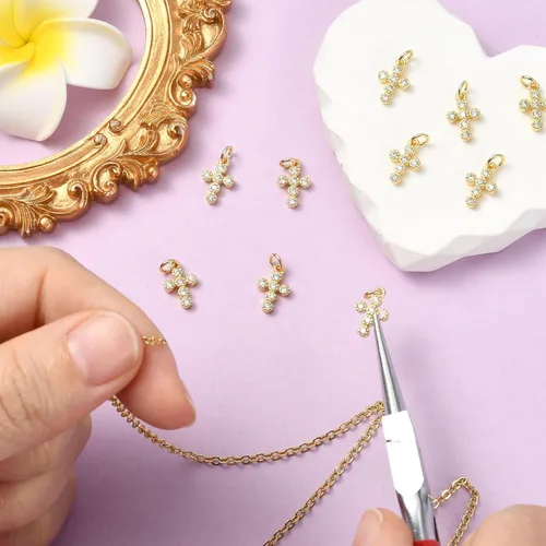 Miniatura 4 de KitBeads 10 dijes de cruz de circonita cúbica chapados en oro de 18 quilates con cruz religiosa para hacer joyas, pulseras, collares, aretes a granel