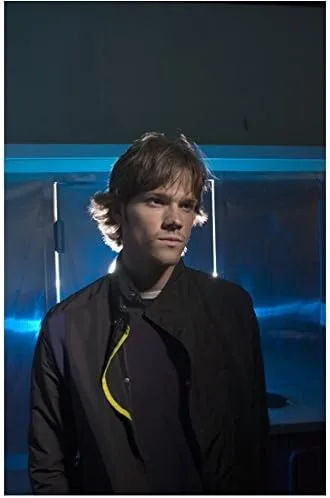 Jared Padalecki 8 pulgadas x 10 pulgadas Fotografía Supernatural Gilmore Girls House of Wax Chaqueta negra con aspecto ligeramente izquierdo oscuro