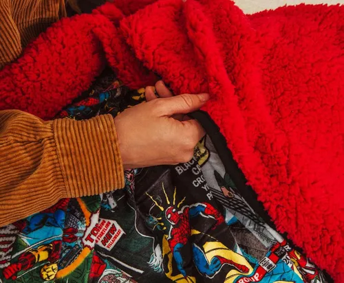Miniatura 5 de Marvel Spider-Man - Manta de forro polar con respaldo de sherpa rojo para el 60 aniversario Funda de poliéster suave de felpa para sofá y cama