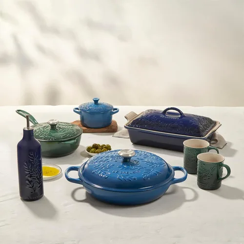 Miniatura 5 de Le Creuset Olive Branch Collection Saucier de hierro fundido esmaltado, 2.25 cuartos de galón, Marsella con tapa en relieve