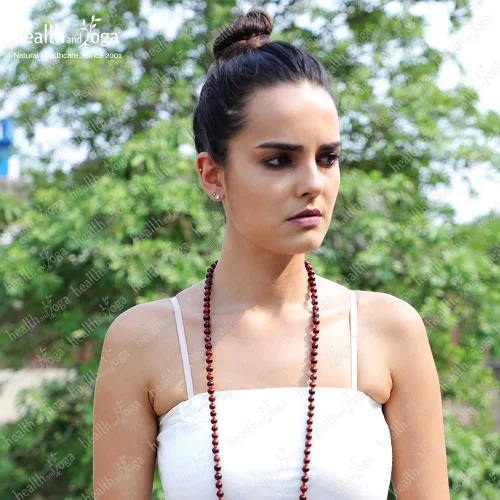 Miniatura 2 de HealthAndYoga™ Mala de Palo de Rosa (108 + 1 Cuentas con Borla) y Bolsa de Terciopelo - Rosario Anudado a Mano para Canto de Mantra, Meditación