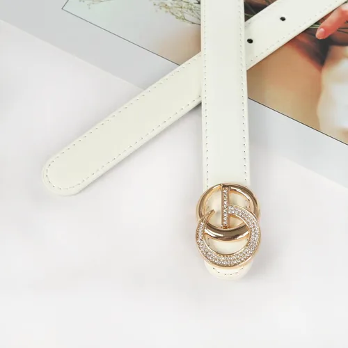 Miniatura 33 de Cinturón de cuero clásico con hebilla de metal para mujer con vestido de jeans