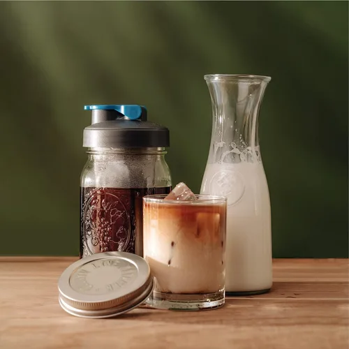 Miniatura 7 de County Line Kitchen Cafetera de infusión fría de vidrio con tapa - Boca ancha, 2 cuartos (64 oz) - Resistente, a prueba de fugas - Jarra para sol