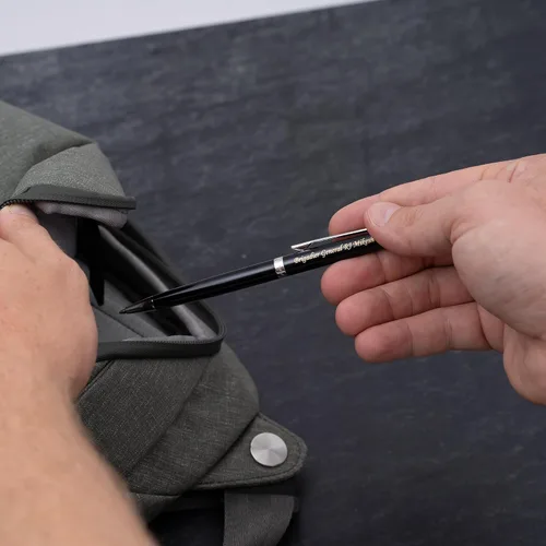 Miniatura 2 de Bolígrafo Waterman Personalizado Bolígrafo de Bola Waterman Hemisphere con Acción de Giro Grabado en Laca Negra Brillante con Ribete Cromado.