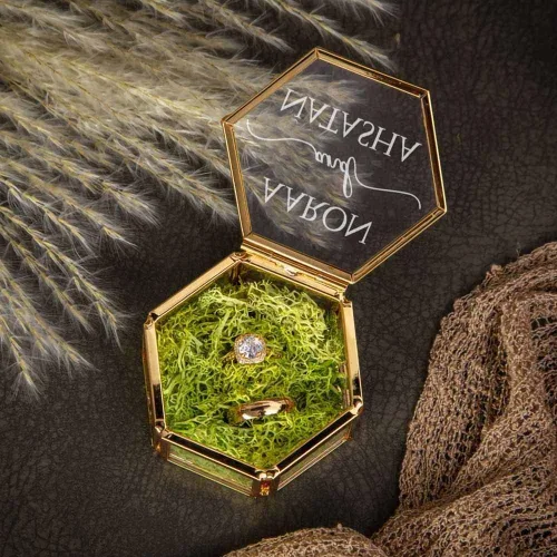 Miniatura 4 de Getname Necklace Caja de anillo de vidrio hexagonal personalizada con musgo para ceremonia de boda, caja de anillo de compromiso de cumpleaños