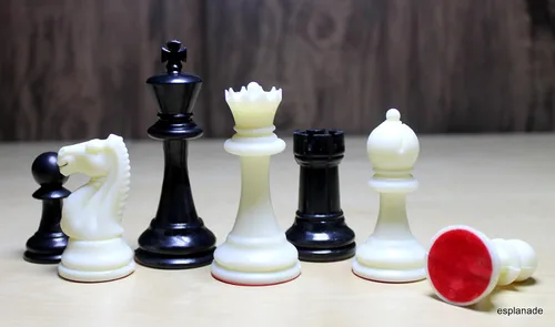 Miniatura 7 de Stonkraft - Juego de ajedrez enrollable de cuero genuino de 19" x 19" con piezas de ajedrez de plástico - Bronceado oscuro