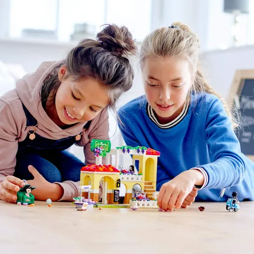 Miniatura 3 de LEGO Friends Heartlake City Restaurant 41379 - Juego de restaurante con mini muñecas y scooter de juguete para juego de simulación, kit