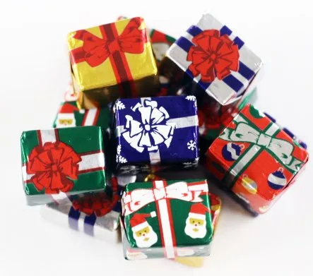 Scott's Cakes Regalos de Navidad de chocolate con leche sólido envuelto en papel de aluminio en un recipiente de plástico de 1 libra