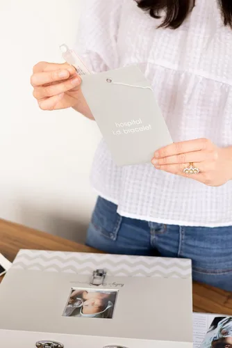 Miniatura 7 de Pearhead Organizador de documentos de bebé, maletín para almacenar registros del bebé, es un gran regalo para los nuevos padres o adición al