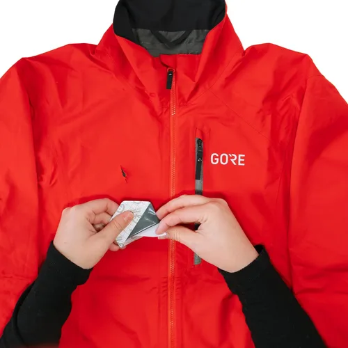Miniatura 10 de GEAR AID Tenacious Tape Gore-TEX - Parches de tela para fijar rápidamente agujeros y desgarros en chaquetas, guantes, pantalones de lluvia y esquí