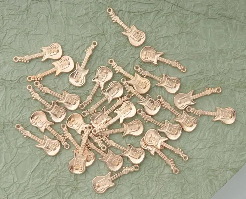 Miniatura 2 de Ruwado 30 dijes de guitarra de metal, lindos mini elementos musicales vintage, instrumentos colgantes para hacer joyas, kits de búsqueda de KC dorado