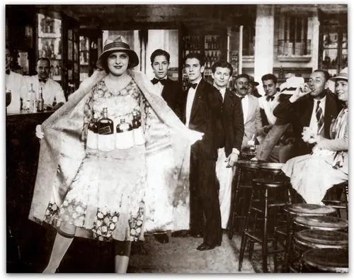 Lone Star Art Escondido en una escena divertida: póster sin marco de 11 x 14 pulgadas - Foto retro vintage - Speakeasy & Bootleggers - Foto de bar