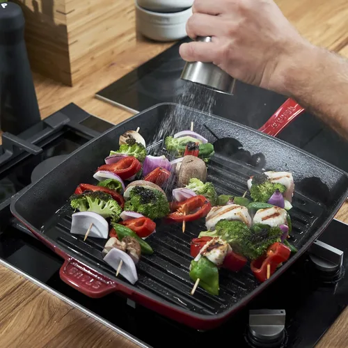 Miniatura 4 de Staub Sartén cuadrada de hierro fundido de 12 pulgadas, cereza, fabricada en Francia
