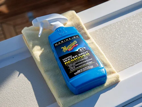 Miniatura 3 de Meguiar's Paquete de quitamanchas de agua calcárea y paño de microfibra.