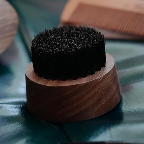 Miniatura 6 de Cepillo de barba pequeño y redondo, cepillo de bolsillo para hombre, cerdas de jabalí de madera, cepillo para bigote para hombre (calavera)