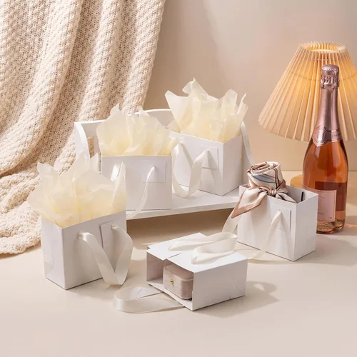 Miniatura 5 de Qilery 50 bolsas de regalo de papel de boda a granel con papel de seda, pequeñas bolsas de regalo con asa y etiquetas para cumpleaños, bodas