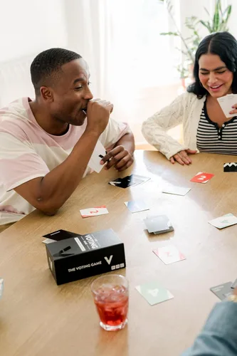 Miniatura 4 de The Voting Game - El divertido juego de cartas de fiesta para adultos sobre descubrir quiénes son tus amigos para fiestas de elefantes blancos